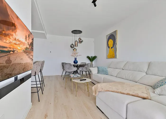 One 80 Within Walking Distance To The Sea