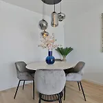 One 80 Within Walking Distance To The Sea Apartment