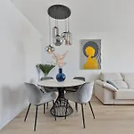 One 80 Within Walking Distance To The Sea *