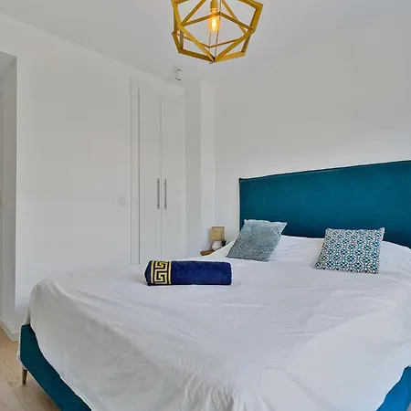 One 80 Within Walking Distance To The Sea *