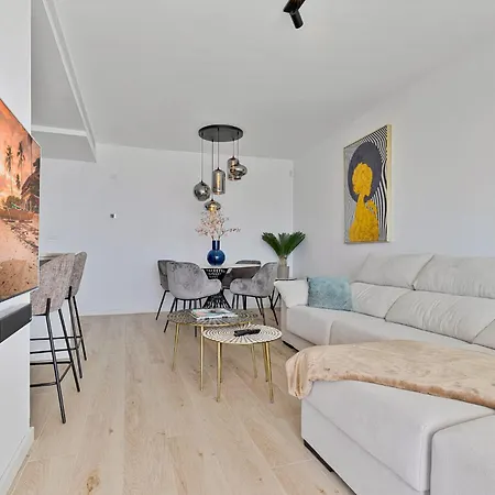 One 80 Within Walking Distance To The Sea