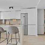 One 80 Within Walking Distance To The Sea Apartment *